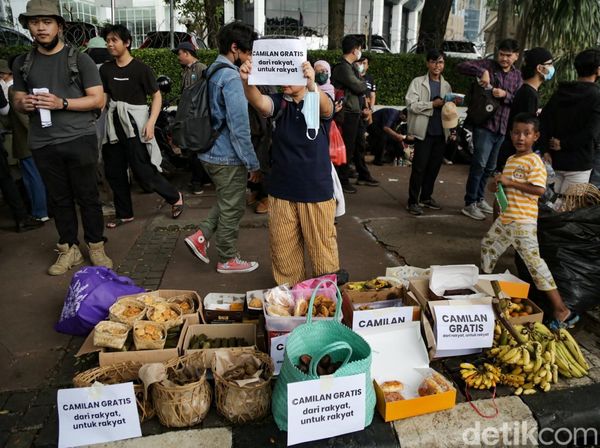 Aksi Bagi-bagi Minuman dan Makanan Gratis di Demo Indonesia Gelap