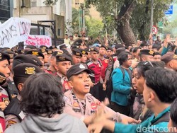 Demo Mahasiswa di Depan Gedung DPRD Sumut Sempat Ricuh