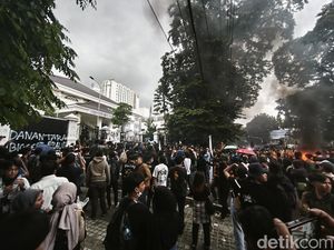 Aksi Indonesia Gelap di Bandung Sedikit Memanas