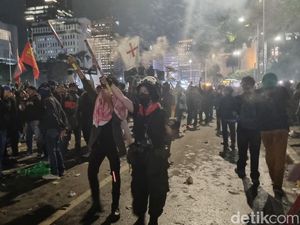 Ada yang Lempar Molotov-Petasan Saat Demo Indonesia Gelap di Patung Kuda