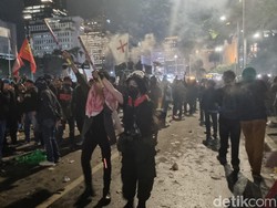 Ada yang Lempar Molotov-Petasan Saat Demo Indonesia Gelap di Patung Kuda