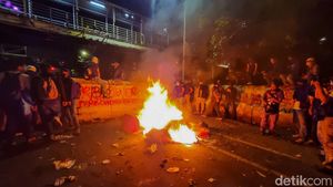 Aksi Indonesia Gelap di Patung Kuda Sempat Memanas