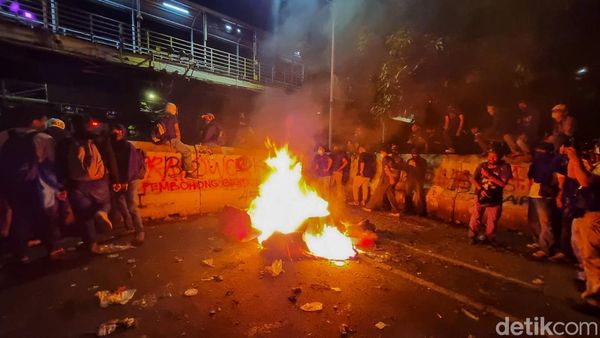 Aksi Indonesia Gelap di Patung Kuda Sempat Memanas