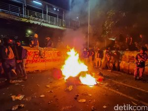 Aksi Indonesia Gelap di Patung Kuda Sempat Memanas