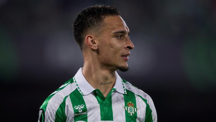 Antony SEVILLE, SPAIN - FEBRUARY 20: Antony of Real Betis looks on during the UEFA Europa Conference League 2024/25 League Knockout Play-off Second Leg match between Real Betis Balompie and KAA Gent at on February 20, 2025 in Seville, Spain. (Photo by Jesus Ruiz/Quality Sport Images/Getty Images)