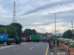Massa Demo Indonesia Gelap Tutup Jalan Pettarani Arah Alauddin Makassar