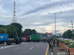 Massa Demo Indonesia Gelap Tutup Jalan Pettarani Arah Alauddin Makassar Massa Demo Indonesia Gelap Tutup Jalan Pettarani Arah Alauddin Makassar