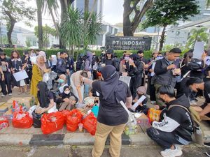 Video: Massa Berbaju Hitam Berdatangan ke Patung Kuda untuk Aksi Indonesia Gelap Video: Massa Berbaju Hitam Berdatangan ke Patung Kuda untuk Aksi Indonesia Gelap