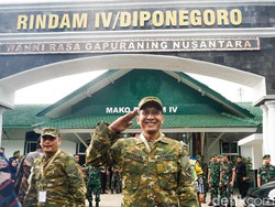 Pake Seragam Doreng Bupati Setyo Wahono Ikut Retret di Magelang