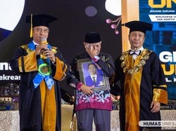 Saat Seorang Ayah Wakili Anaknya yang Meninggal Wisuda di Unesa