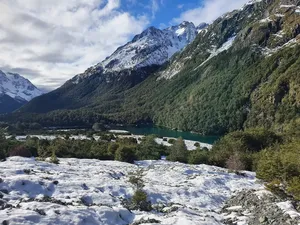 Mau ke Danau Paling Jernih Sedunia? Bersihkan Dulu Sepatumu Mau ke Danau Paling Jernih Sedunia? Bersihkan Dulu Sepatumu