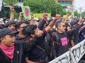 Demo Indonesia Gelap di Surabaya, 2 Anggota DPRD Jatim Dilempar Botol