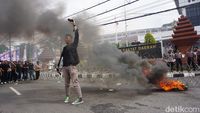 Demo Indonesia Gelap Diwarnai Aksi Bakar Ban di DPRD Jatim