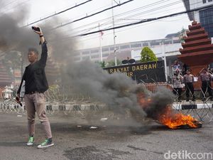 Demo Indonesia Gelap Diwarnai Aksi Bakar Ban di DPRD Jatim