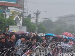 Massa Aksi Indonesia Gelap DPRD Jatim Bertahan Meski Diguyur Hujan Deras Massa Aksi Indonesia Gelap DPRD Jatim Bertahan Meski Diguyur Hujan Deras