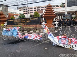 Massa Aksi Indonesia Gelap Tinggalkan DPRD Jatim Usai Diguyur Hujan