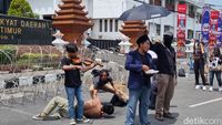 Aksi Teatrikal Mahasiswa saat Demo di DPRD Jatim