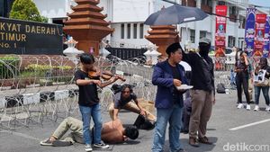 Aksi Teatrikal Mahasiswa saat Demo di DPRD Jatim