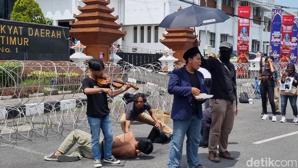 Aksi Teatrikal Mahasiswa saat Demo di DPRD Jatim