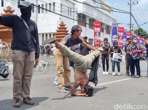 Massa Gelar Aksi Teatrikal Indonesia Gelap di Depan DPRD Jatim