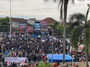 Mahasiswa Jember Demo Tolak Revisi UU Minerba, Efisiensi dan Danantara Mahasiswa Jember Demo Tolak Revisi UU Minerba, Efisiensi dan Danantara