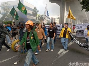 Demo Indonesia Gelap di Makassar, Mahasiswa Tolak Efisiensi Anggaran Demo Indonesia Gelap di Makassar, Mahasiswa Tolak Efisiensi Anggaran