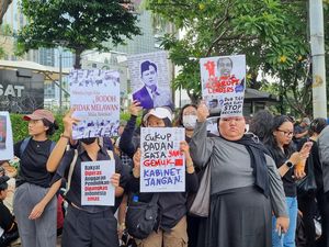 Massa Indonesia Gelap Mulai Datang ke Patung Kuda, Berpakaian Serba Hitam