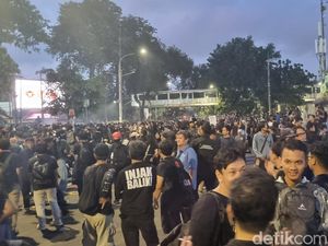 Situasi Terkini Massa Indonesia Gelap Masih Bertahan di Patung Kuda