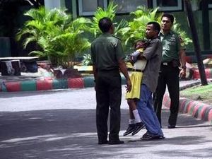 Kisah Fuad Tewas Ditembak Saat Culik Siswi SD di Kantor Kodim Gresik Kisah Fuad Tewas Ditembak Saat Culik Siswi SD di Kantor Kodim Gresik