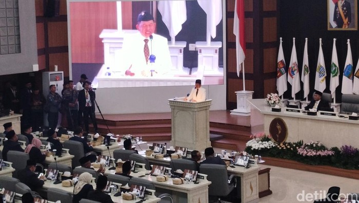 Gubernur Jabar Dedi Mulyadi di Gedung DPRD. Gubernur Jabar Dedi Mulyadi di Gedung DPRD.