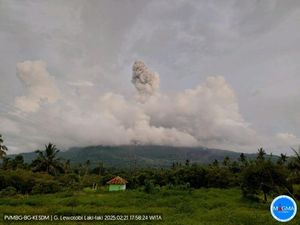Gunung Lewotobi Laki-laki Meletus 3 Kali Setelah Turun Status