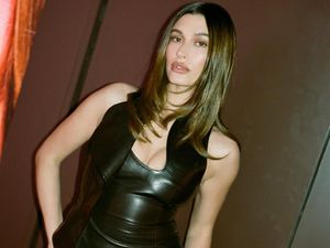 5 Gaya Seksi Hailey Bieber Pakai Gaun Ketat di Pembukaan Toko Kecantikan 5 Gaya Seksi Hailey Bieber Pakai Gaun Ketat di Pembukaan Toko Kecantikan