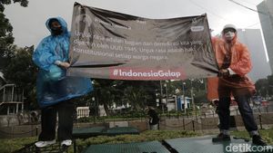Hujan Deras, Massa Aksi Indonesia Gelap Bertahan di Patung Kuda