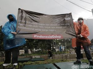 Hujan Deras, Massa Aksi Indonesia Gelap Bertahan di Patung Kuda