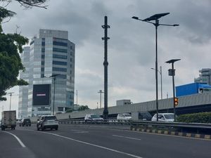 Ada Pembongkaran Menara, Km 03 Tol Cawang Ditutup Sementara Besok Malam
