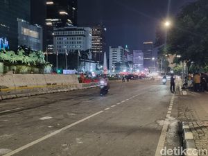 Video: Massa Demo Indonesia Gelap Bubar, Jalan ke Arah Istana Dibuka Video: Massa Demo Indonesia Gelap Bubar, Jalan ke Arah Istana Dibuka