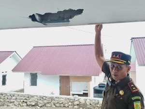 Cek Perumahan Eks Pejuang Timtim, Kajati NTT Temukan Banyak Kerusakan Cek Perumahan Eks Pejuang Timtim, Kajati NTT Temukan Banyak Kerusakan