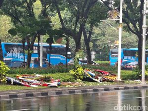 Karangan Bunga Ucapan Selamat Pram-Rano di Balai Kota Rusak