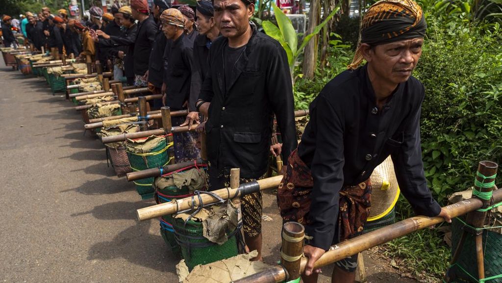 Yuk Ikut Laku Mlamapah Kaum Adat Bonokeling Yuk Ikut Laku Mlamapah Kaum Adat Bonokeling