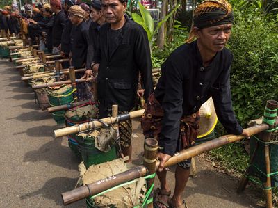Yuk Ikut Laku Mlamapah Kaum Adat Bonokeling
