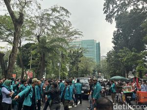 Ada Demo Mahasiswa, Arus Lalu Lintas Jalan Imam Bonjol Medan Macet Ada Demo Mahasiswa, Arus Lalu Lintas Jalan Imam Bonjol Medan Macet