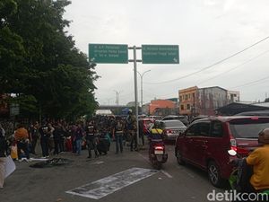 Demo Indonesia Gelap di DPRD Sulsel, Massa Tutup Jalan-Lalin Macet 1,6 Km