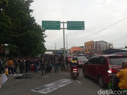 Demo Indonesia Gelap di DPRD Sulsel, Massa Tutup Jalan-Lalin Macet 1,6 Km