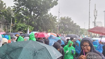Hujan Turun, Massa Aksi Indonesia Gelap Tetap Bertahan di Patung Kuda