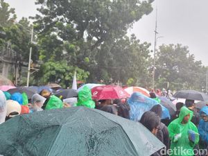 Hujan Turun, Massa Aksi Indonesia Gelap Tetap Bertahan di Patung Kuda Hujan Turun, Massa Aksi Indonesia Gelap Tetap Bertahan di Patung Kuda