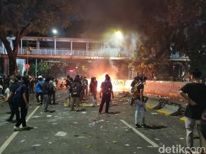 Massa Indonesia Gelap Mulai Bubarkan Diri, Sekelompok Orang Masih Bertahan