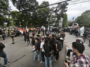 Berpakaian Hitam, Massa Indonesia Gelap Mulai Datangi DPRD Jabar