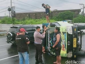 Truk Boks Lompat Median Jalan hingga Terguling di Depan Exit Tol Ceper
