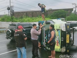 Truk Boks Lompat Median Jalan hingga Terguling di Depan Exit Tol Ceper