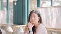 Momen Nita Gunawan Nongkrong Cantik di Kafe hingga Jajan Batagor